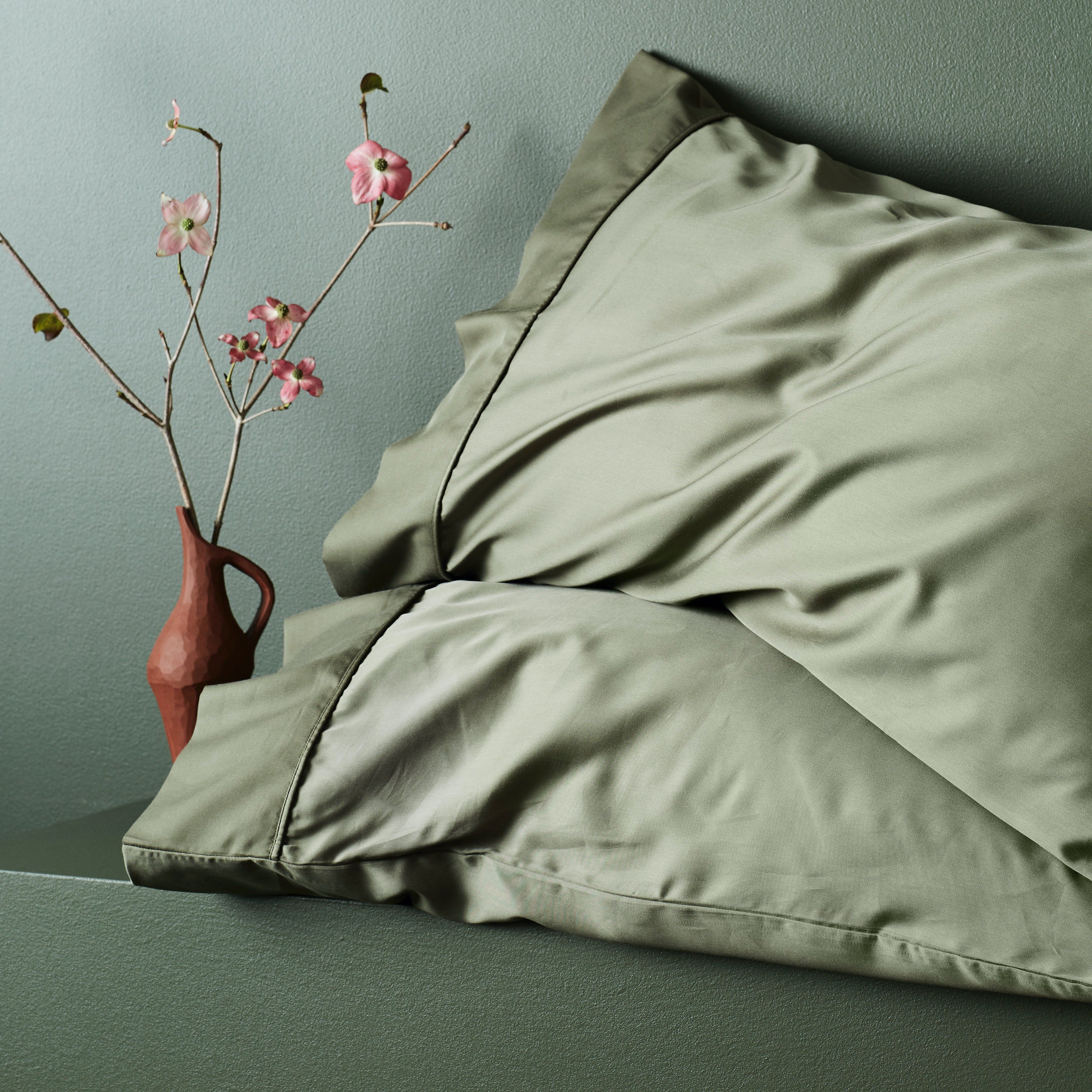 https://www.madetrade.com/cdn/shop/products/bamboo-sateen-pillowcase-set-moss-pillowcases-ettitude-271356.jpg?v=1702131409