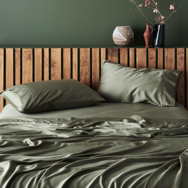 https://www.madetrade.com/cdn/shop/products/bamboo-sateen-sheet-set-moss-sheets-ettitude-490250_grande.jpg?v=1702131349